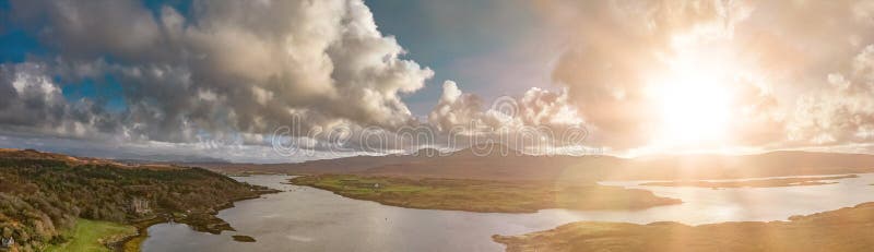 Воздушный взгляд осени замка Dunvegan, острова Skye стоковые фотографии rf Воздушный взгляд осени замка Dunvegan, острова Skye стоковые фотографии rf