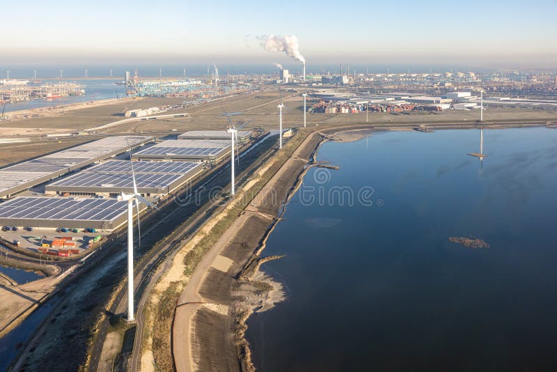 воздушный вид промышленной зоны maasvlakte в порту rotterdam стоковое фото rf