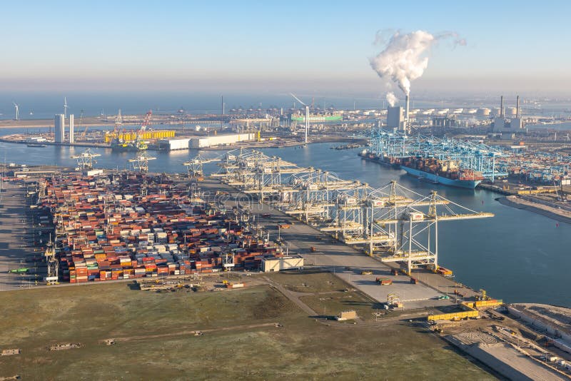 воздушный вид промышленной зоны maasvlakte в порту rotterdam стоковое изображение