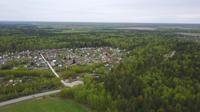 Воздушный кадры полета над русской деревни