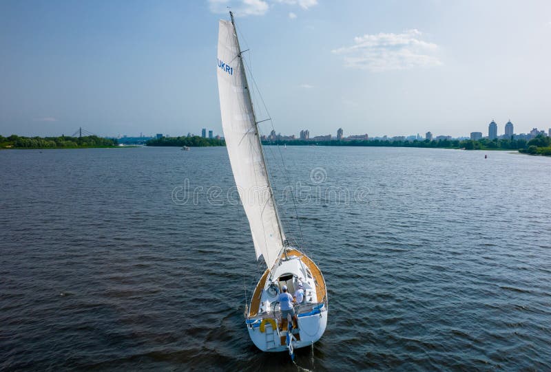 воздушный круиз яхты. регатта на роскошном моряке в бухте. потрясающий ландшафт природы в летний день стоковое фото rf