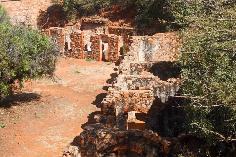 воздушный обзор внутренней структуры старого каменного форта в руинах
