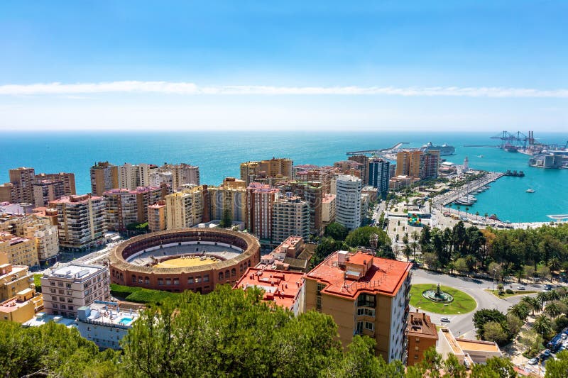 Воздушный панорамный вид города с ареной, Андалусии Малага, Испании в красивом летнем дне стоковое изображение Воздушный панорамный вид города с ареной, Андалусии Малага, Испании в красивом летнем дне стоковое изображение