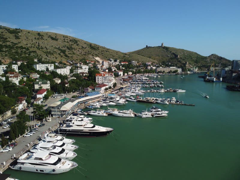 воздушный панорамный вид ландшафта Балаклавы с лодками и морем в заливе Марины. туристическая достопримечательность стоковое фото