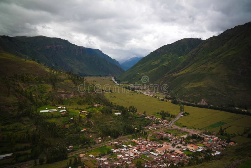 Воздушный панорамный вид ландшафта к реке Urubamba и священной долине от точки зрения Taray около Pisac, Cuzco, Перу стоковая фотография Воздушный панорамный вид ландшафта к реке Urubamba и священной долине от точки зрения Taray около Pisac, Cuzco, Перу стоковая фотография