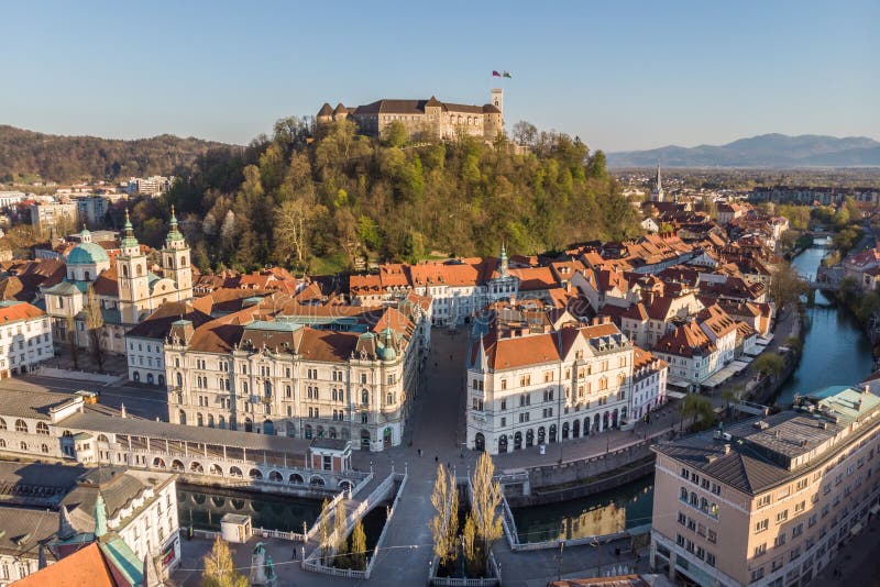 Воздушный панорамный вид на беспилотников столицы Любляны Словении в теплом солнца днем