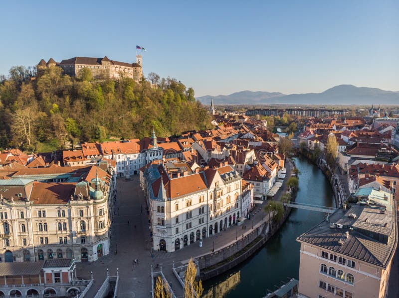 Воздушный панорамный вид на беспилотников столицы Любляны Словении в теплом солнца днем