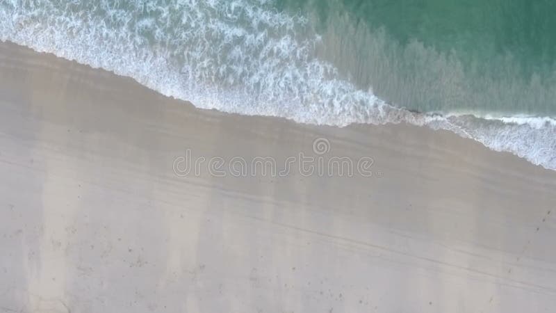 Воздушный съемка волны пляжа и белого песка