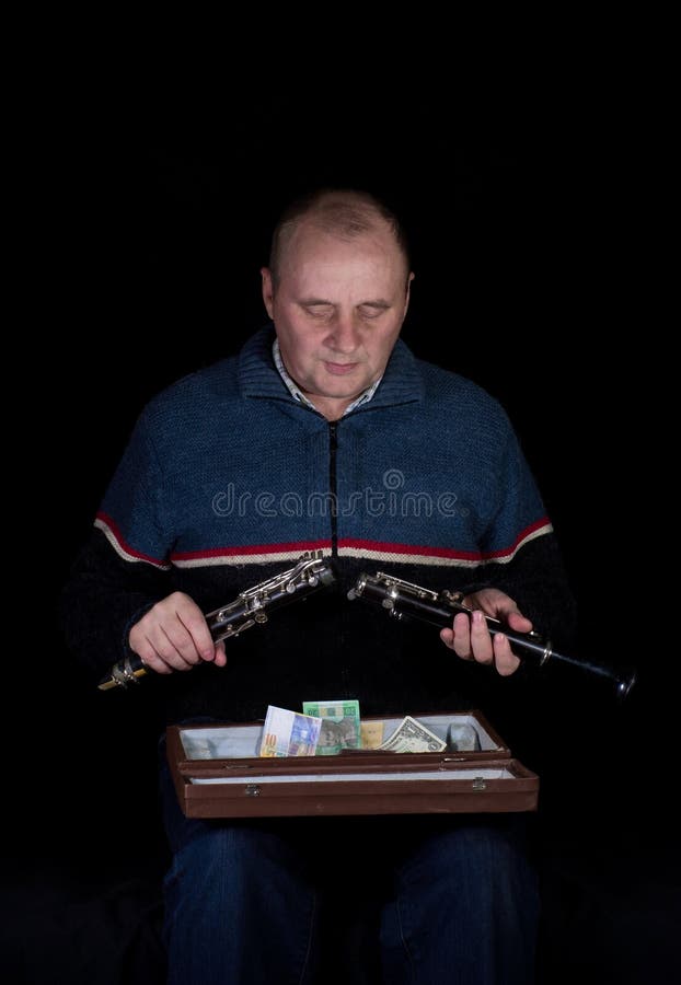 Возмужалый человек с кларнетом. стоковые фотографии rf Возмужалый человек с кларнетом. стоковые фотографии rf