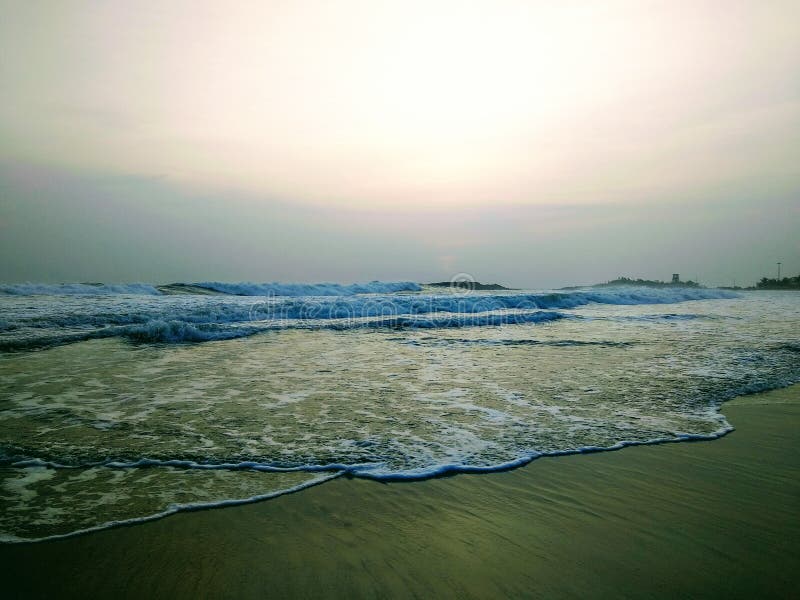 Волны касаясь берегу, сцене от пляжа Kovalam Eve' пляж s также известный как пляж Hawa стоковое фото Волны касаясь берегу, сцене от пляжа Kovalam Eve' пляж s также известный как пляж Hawa стоковое фото