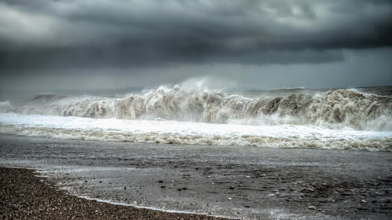 Волны моря с выплеском во время штормовой погоды стоковая фотография
