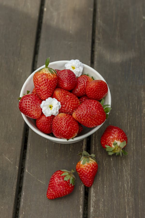 Strawberries Fiber plays a fundamental role in helping digestion. Strawberries Fiber plays a fundamental role in helping digestion
