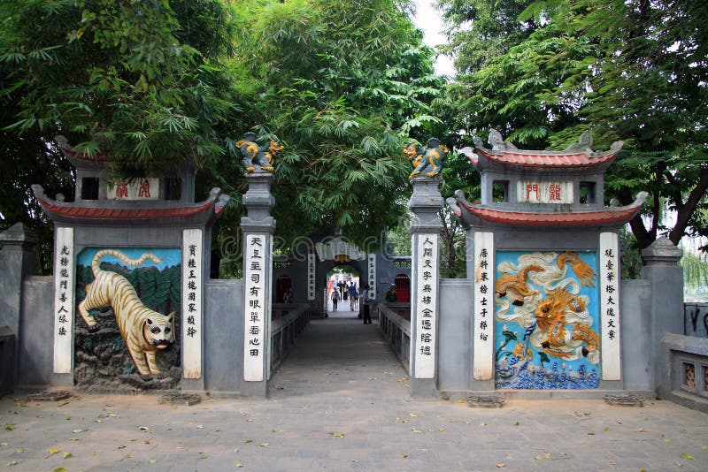 Ворот к виску моста Huc и сына Ngoc, озеру Hoan Kiem, Ханою стоковая фотография Ворот к виску моста Huc и сына Ngoc, озеру Hoan Kiem, Ханою стоковая фотография