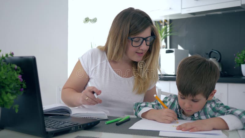 Воспитание, надомные труды мамы multitasking с сыном на кухне