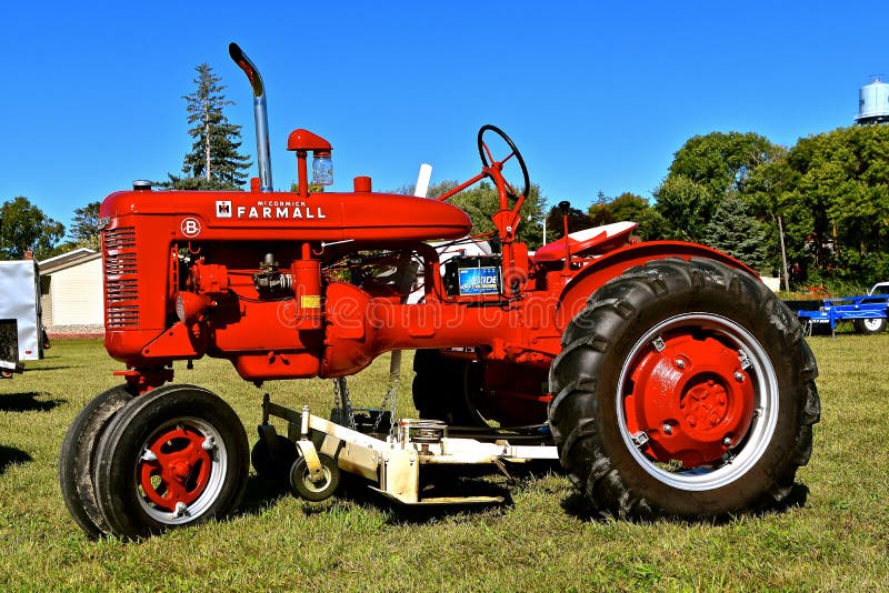 Восстановленный трактор Farmall стоковое фото rf Восстановленный трактор Farmall стоковое фото rf