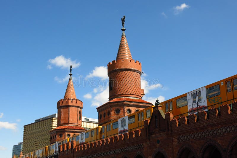 Восток и Западный Берлин моста Берлина Oberbaum соединяясь стоковое фото Восток и Западный Берлин моста Берлина Oberbaum соединяясь стоковое фото