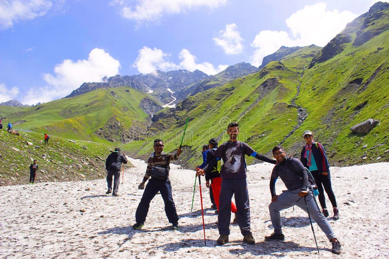 Восторженные trekkers представляя на Hansbeshan выступают ледник 5240m Himachal Pradesh стоковые изображения Восторженные trekkers представляя на Hansbeshan выступают ледник 5240m Himachal Pradesh стоковые изображения