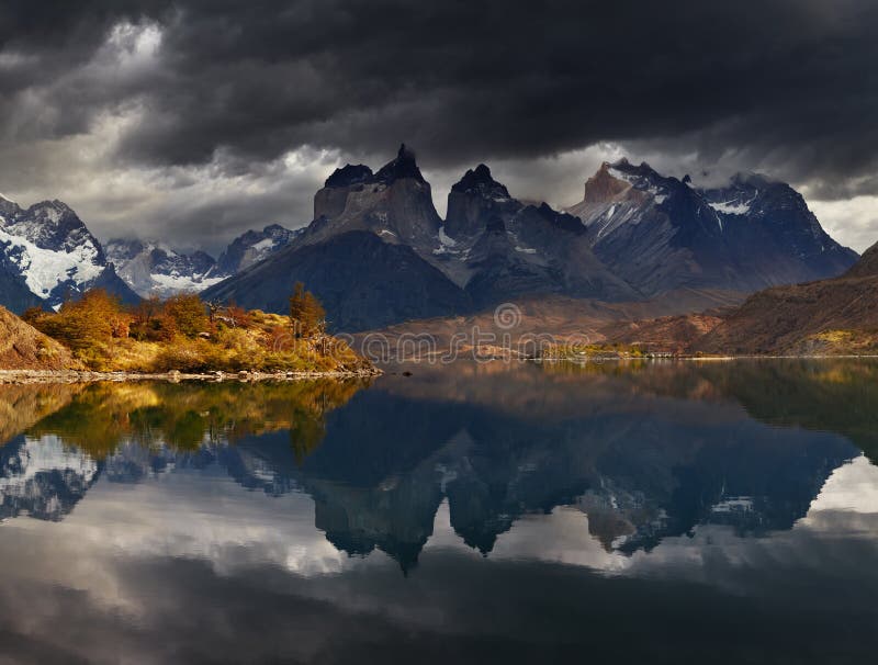 Восход солнца в национальном парке Torres del Paine стоковое фото Восход солнца в национальном парке Torres del Paine стоковое фото