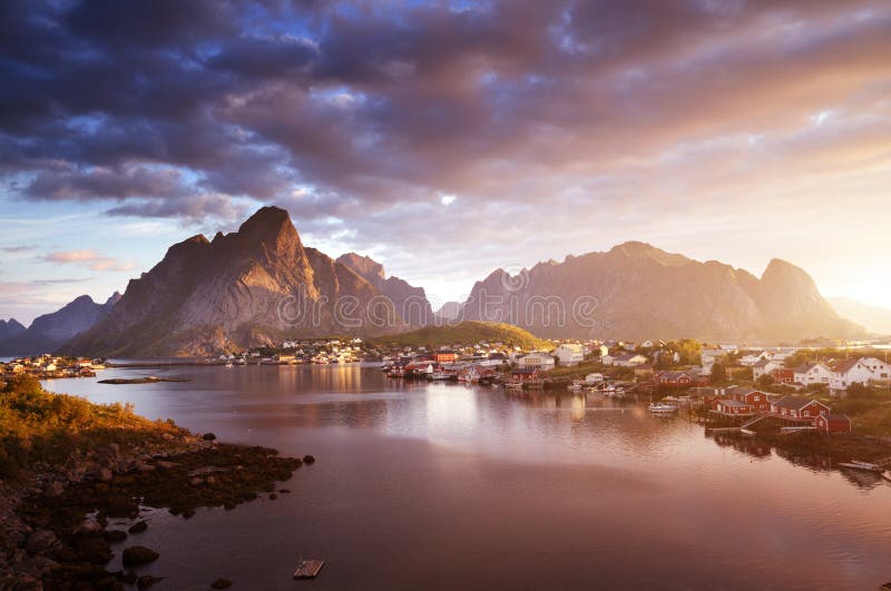 Восход солнца лета, деревня Reine, острова Lofoten стоковое изображение Восход солнца лета, деревня Reine, острова Lofoten стоковое изображение