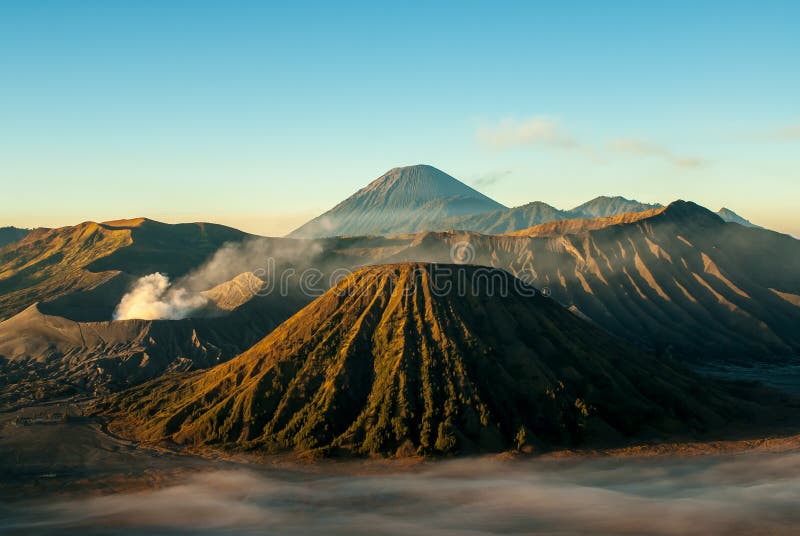 Восход солнца на держателе Bromo вулкана стоковые изображения Восход солнца на держателе Bromo вулкана стоковые изображения