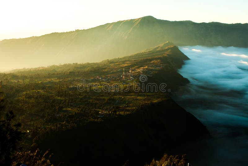 Восход солнца на держателе Bromo вулкана, взгляде городка стоковое изображение rf Восход солнца на держателе Bromo вулкана, взгляде городка стоковое изображение rf