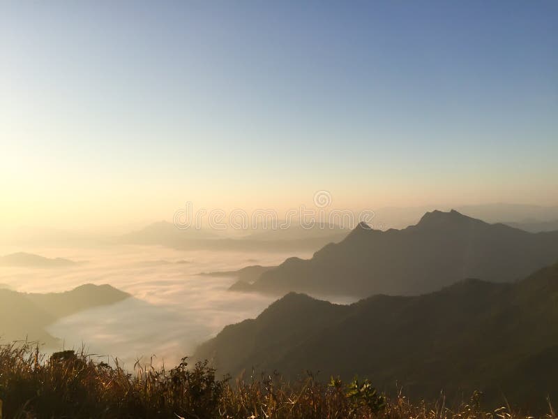 Восход солнца над туманом в горе Градуса Фаренгейта хиа phu, Chiang Rai, тайском стоковое фото Восход солнца над туманом в горе Градуса Фаренгейта хиа phu, Chiang Rai, тайском стоковое фото