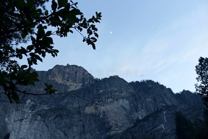 Восход луны пункта ледника, национальный парк Yosemite стоковое изображение rf Восход луны пункта ледника, национальный парк Yosemite стоковое изображение rf