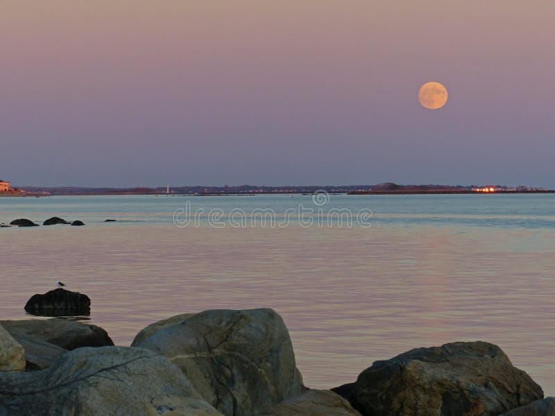Восход луны над Long Island Sound