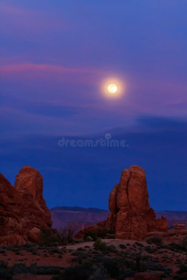 Восход луны над пустыней в национальном парке сводов