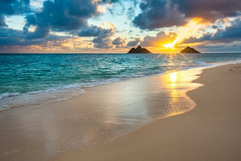 Восход солнца на пляже Lanikai в Kailua Оаху Гаваи стоковое фото rf