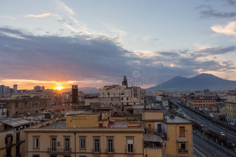 Восход солнца над Неаполь, Италией, против вулкана Vesuvius Городской ландшафт с восходящим солнцем Панорама Неаполя утра стоковые фото Восход солнца над Неаполь, Италией, против вулкана Vesuvius Городской ландшафт с восходящим солнцем Панорама Неаполя утра стоковые фото
