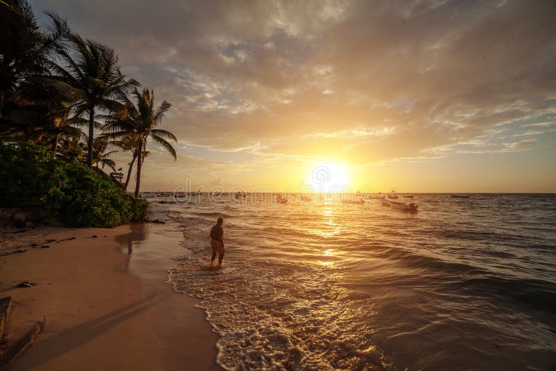 Восход солнца над океаном в Cancun Мексика стоковые фотографии rf Восход солнца над океаном в Cancun Мексика стоковые фотографии rf