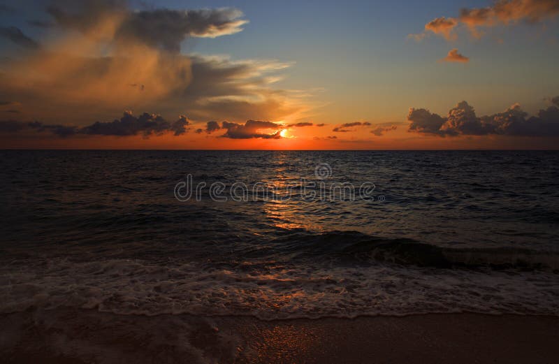 Восход солнца, отражаемый в Ионическом море, из-за собравшихся облаков