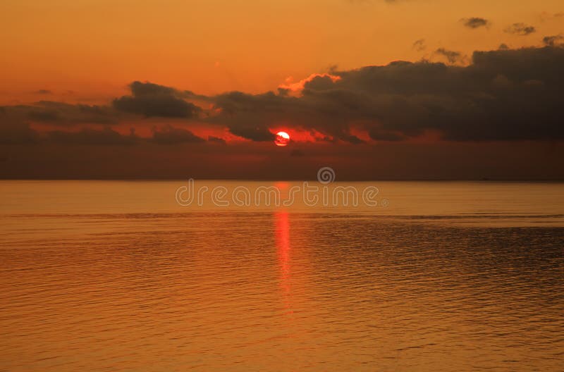 Восход солнца, отражаемый в Ионическом море, из-за собравшихся облаков