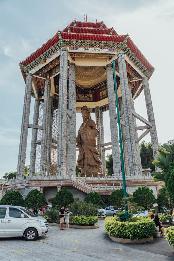 Восьмиугольный павильон над 99 ногами высокорослая бронзовая статуя Guanyin в 30 метров на виске Kek Lok Si на городке Джордж Pan стоковые фото Восьмиугольный павильон над 99 ногами высокорослая бронзовая статуя Guanyin в 30 метров на виске Kek Lok Si на городке Джордж Pan стоковые фото