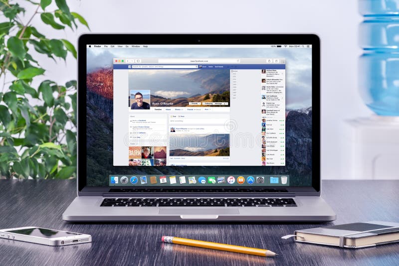 Временная последовательность по Facebook в профиле пользователя на Яблоке Macbook Pro стоковое изображение Временная последовательность по Facebook в профиле пользователя на Яблоке Macbook Pro стоковое изображение