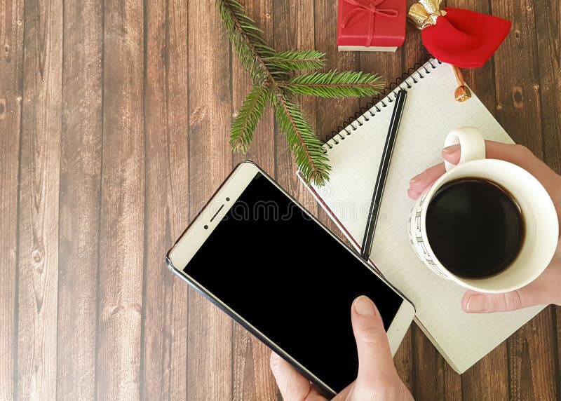 Вручает smarfon, таблицу, кофе тетради, подарочную коробку, ветвь дерева стоковое фото rf