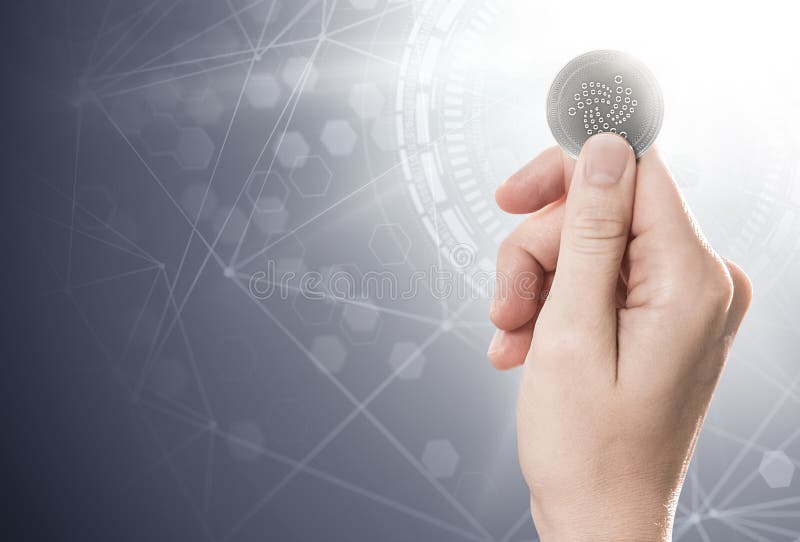 Вручите держать монетку IOTA серебра на яркой предпосылке с сетью blockchain иллюстрация вектора Вручите держать монетку IOTA серебра на яркой предпосылке с сетью blockchain иллюстрация вектора
