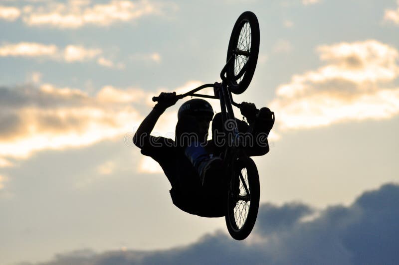 Всадник BMX делая велосипед поскакать стоковые изображения rf Всадник BMX делая велосипед поскакать стоковые изображения rf