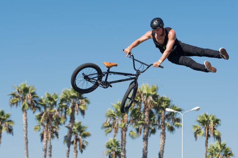 Всадник BMX делая велосипед поскакать во время путешествия выставки ДАБА стоковое изображение rf Всадник BMX делая велосипед поскакать во время путешествия выставки ДАБА стоковое изображение rf