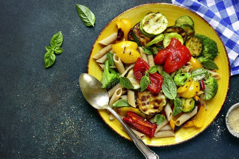 Все макаронные изделия penne зерна с зажаренными овощами Взгляд сверху с co стоковые фотографии rf Все макаронные изделия penne зерна с зажаренными овощами Взгляд сверху с co стоковые фотографии rf