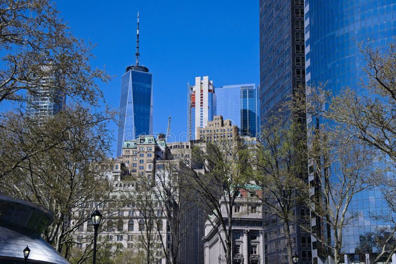Всемирный торговый центр NYC как увидено от парка стоковые изображения rf Всемирный торговый центр NYC как увидено от парка стоковые изображения rf