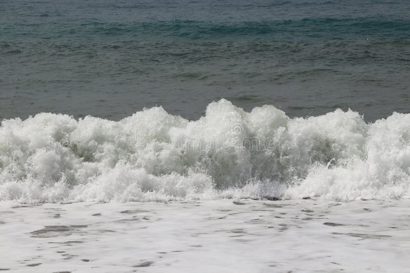 Всплеск морской воды после того, как предотвратить скалистом утесе в юго-западной части Кипра недалеко от города пафос. Бурная и о стоковые изображения
