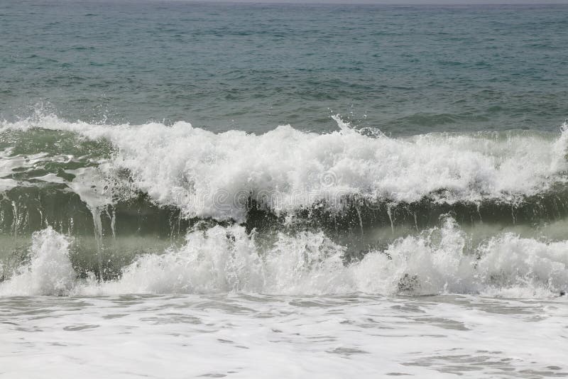 Всплеск морской воды после того, как предотвратить скалистом утесе в юго-западной части Кипра недалеко от города пафос. Бурная и о стоковое фото