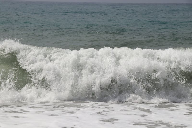 Всплеск морской воды после того, как предотвратить скалистом утесе в юго-западной части Кипра недалеко от города пафос. Бурная и о стоковая фотография