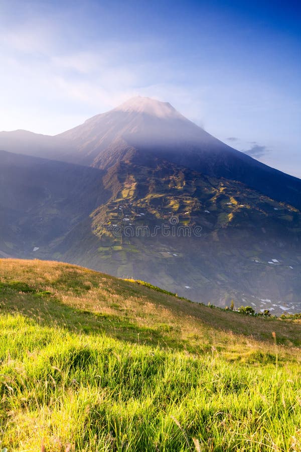 Вулкан Tungurahua на день Clam стоковые изображения rf Вулкан Tungurahua на день Clam стоковые изображения rf
