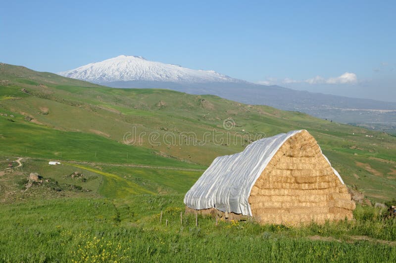 вулкана выгона etna амбара желтый цвет зеленого белый стоковое изображение