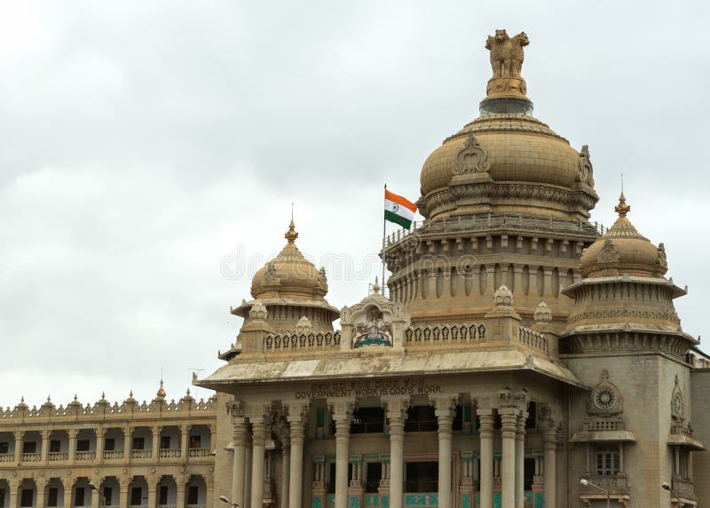 Вход к зданию парламента Karnataka в Bengaluru. стоковое изображение rf Вход к зданию парламента Karnataka в Bengaluru. стоковое изображение rf