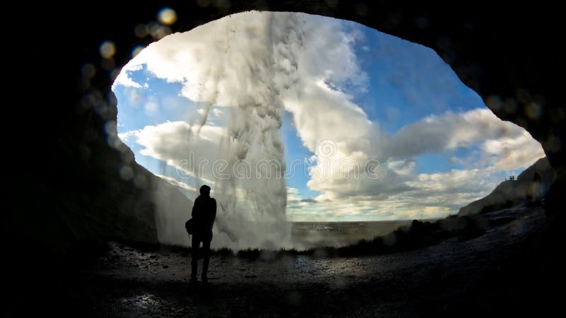 Выдалбливайте за водопадом Seljalandsfoss, рекой Seljalandsa, Исландией стоковые фотографии rf Выдалбливайте за водопадом Seljalandsfoss, рекой Seljalandsa, Исландией стоковые фотографии rf