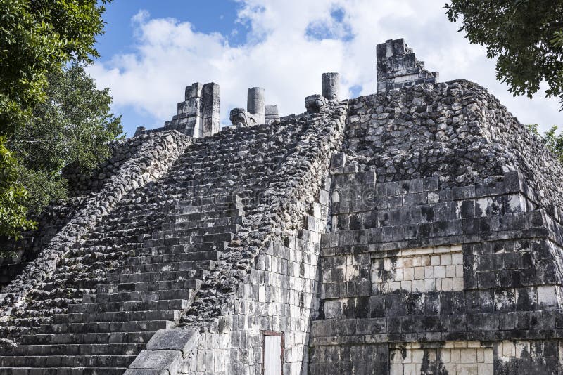 Выдержанные старые майяские руины здания цивилизации Майя в Chichen Itza, Мексике